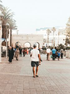 風與海交織的藍白小鎮:漫步在藍色海港與古城牆間